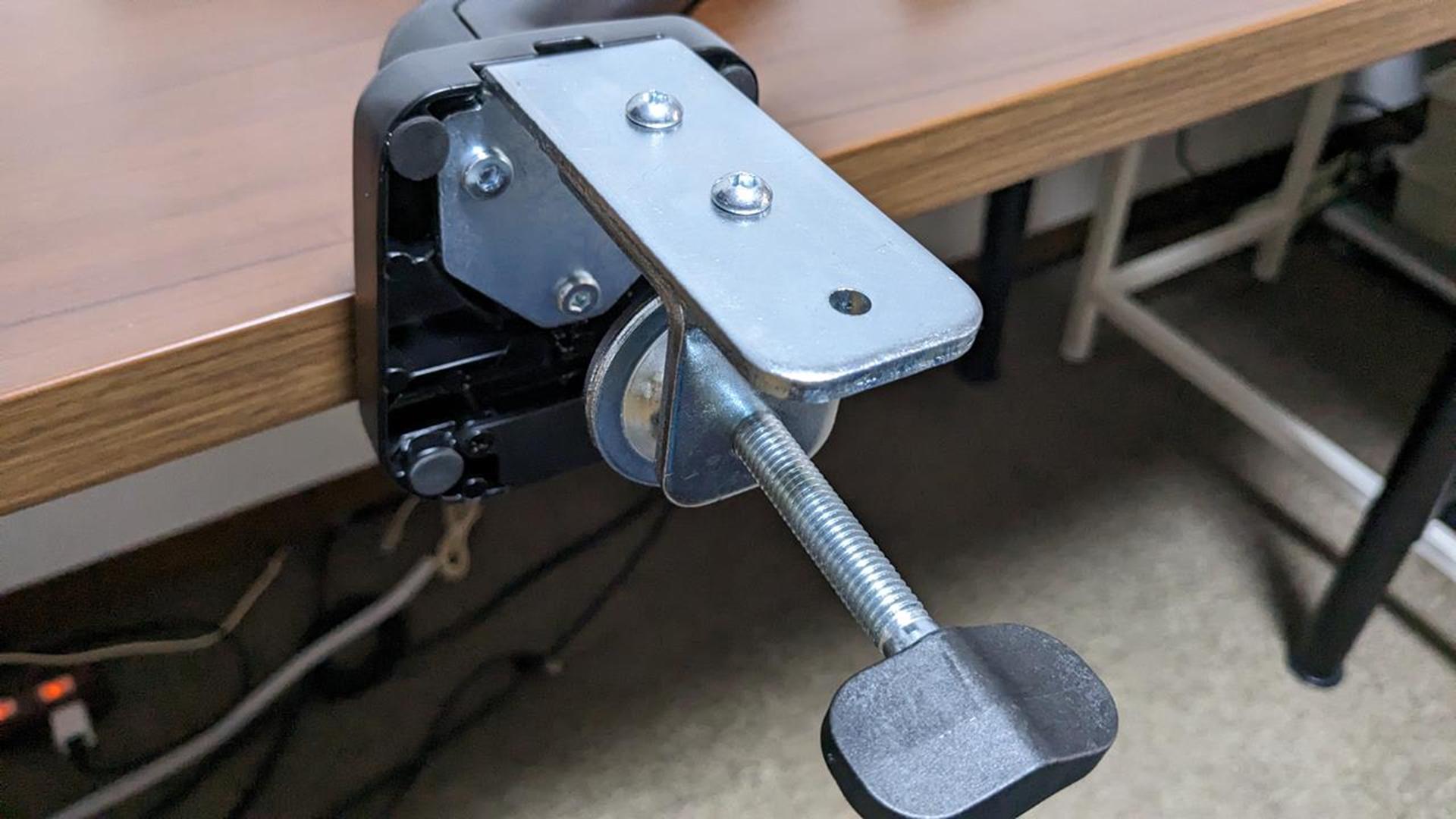 エレコムのモニターアーム「DPA-SS02BK」が安価だけど使い勝手が良かった