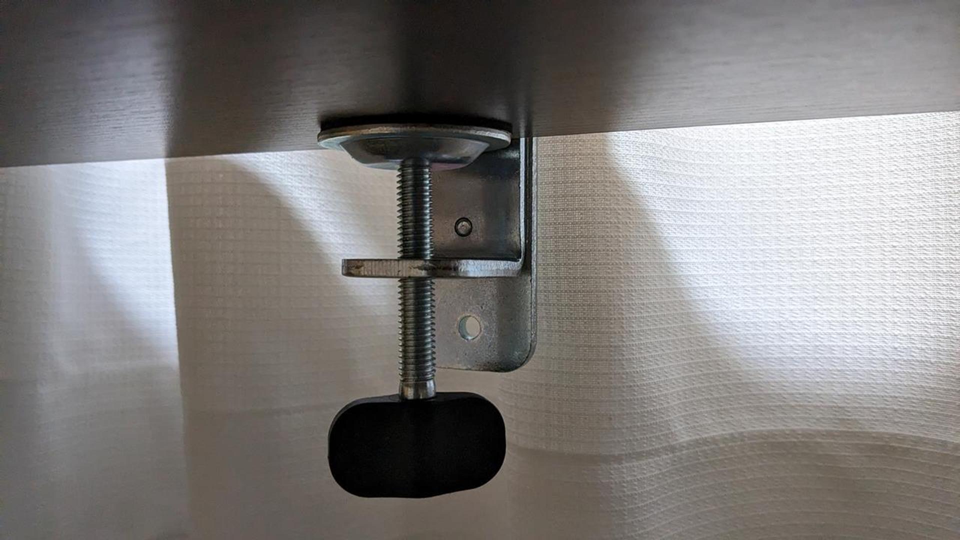 エレコムのモニターアーム「DPA-SS02BK」が安価だけど使い勝手が良かった