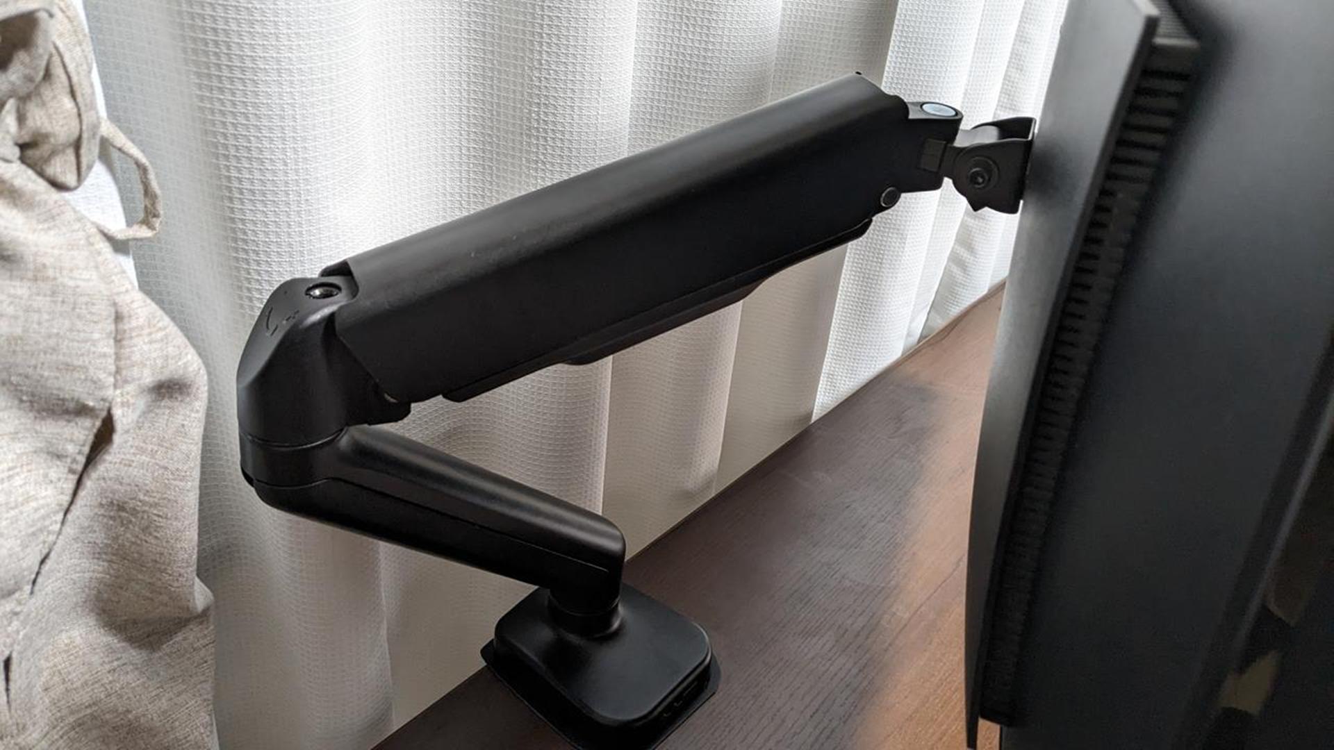 エレコムのモニターアーム「DPA-SS02BK」が安価だけど使い勝手が良かった